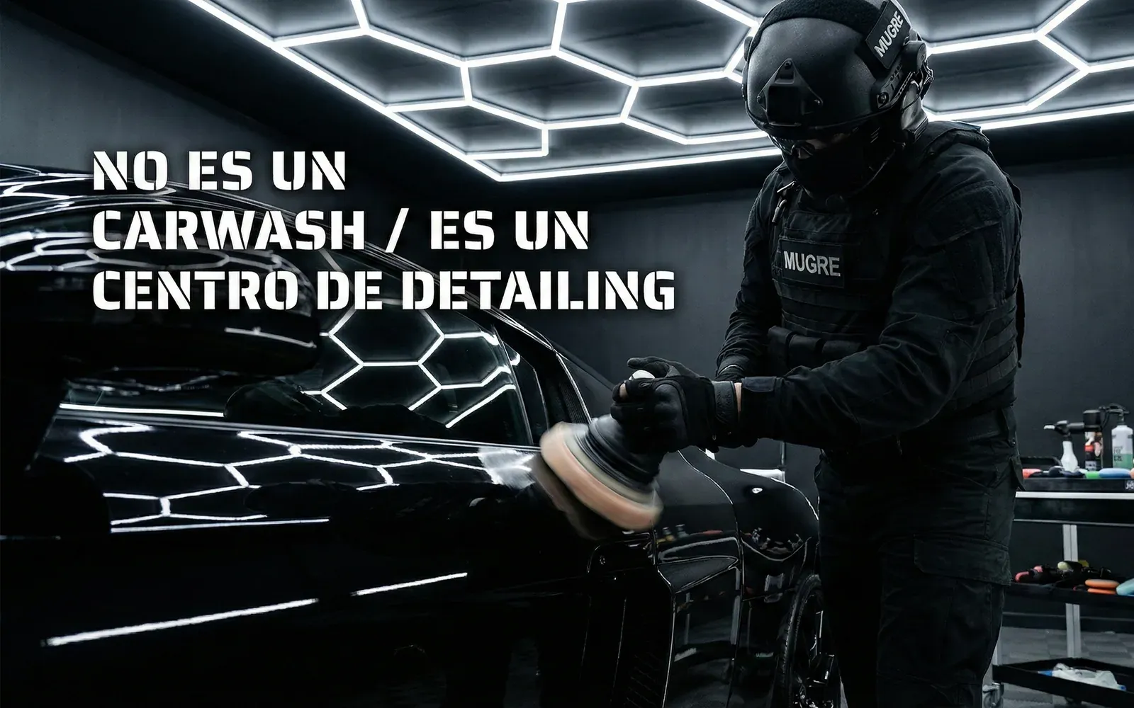 Composición que compara un carwash superficial con detailing de autos en Quito